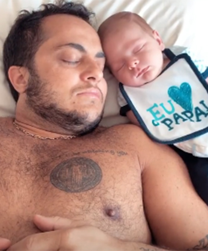 Thammy Miranda tira soneca com o filho e foto encanta a web