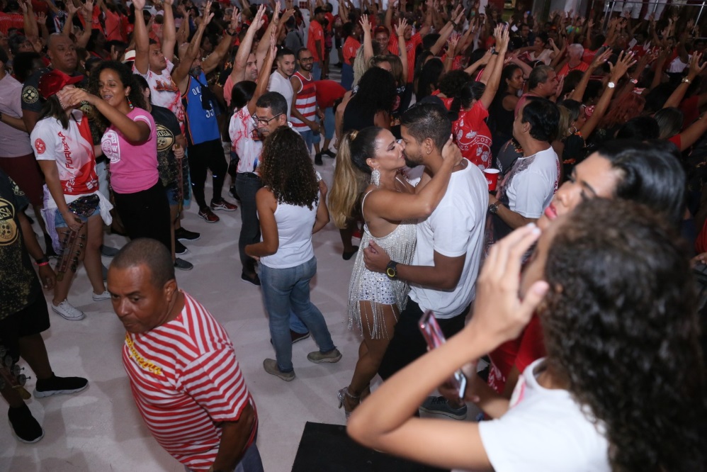 Viviane Araújo beija muito no ensaio do Salgueiro