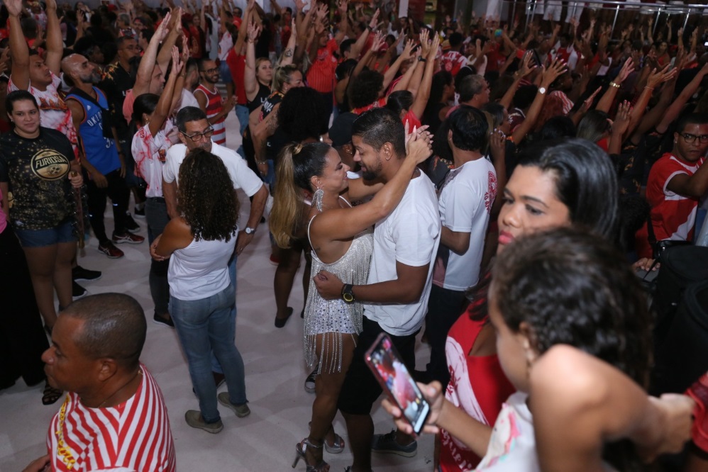 Viviane Araújo beija muito no ensaio do Salgueiro