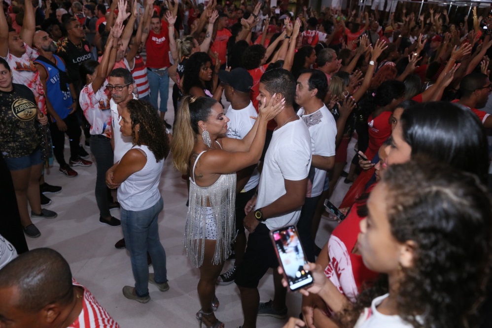 Viviane Araújo beija muito no ensaio do Salgueiro