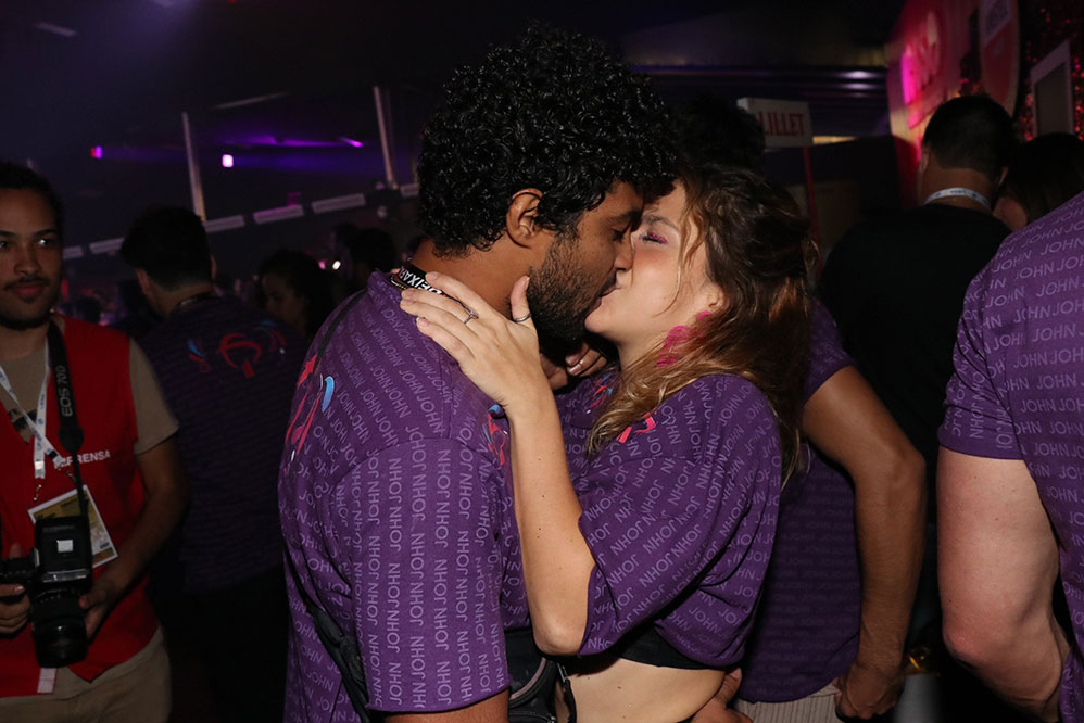  Carnaval 2020: Famosos beijam muito na primeira noite de festa
