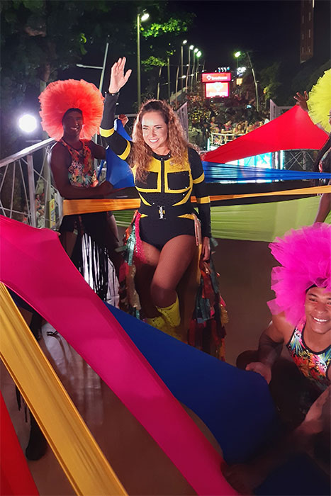  Carnaval 2020: Daniela Mercury leva todas as cores para tio