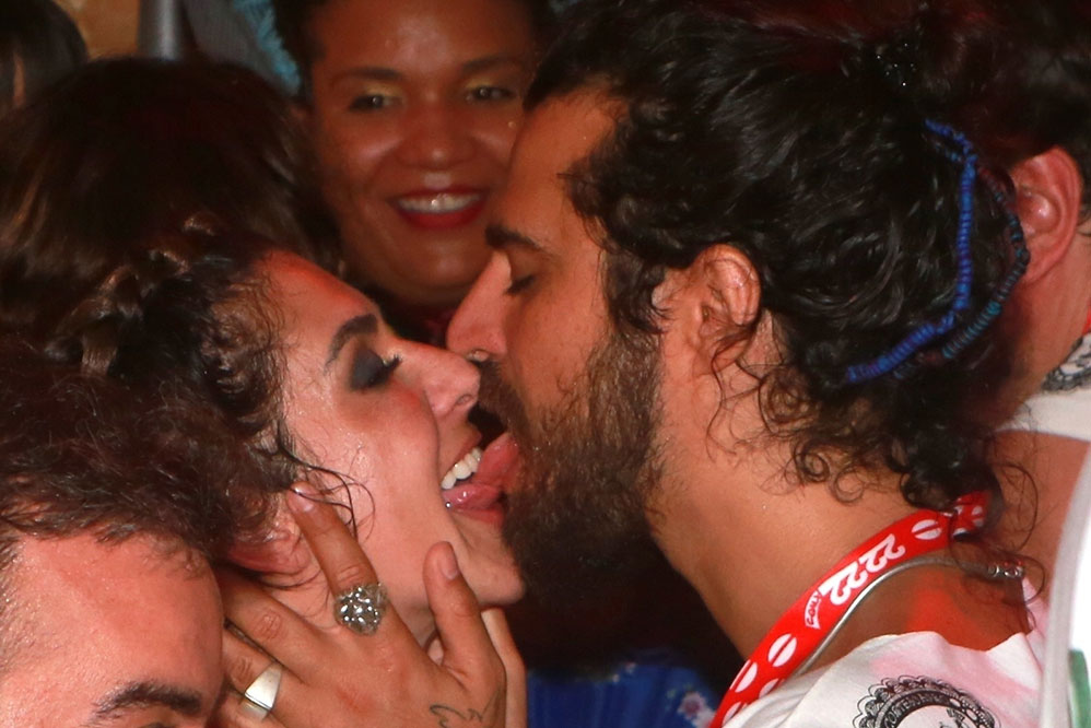  Fernanda Paz Leme beija rapaz em carnaval