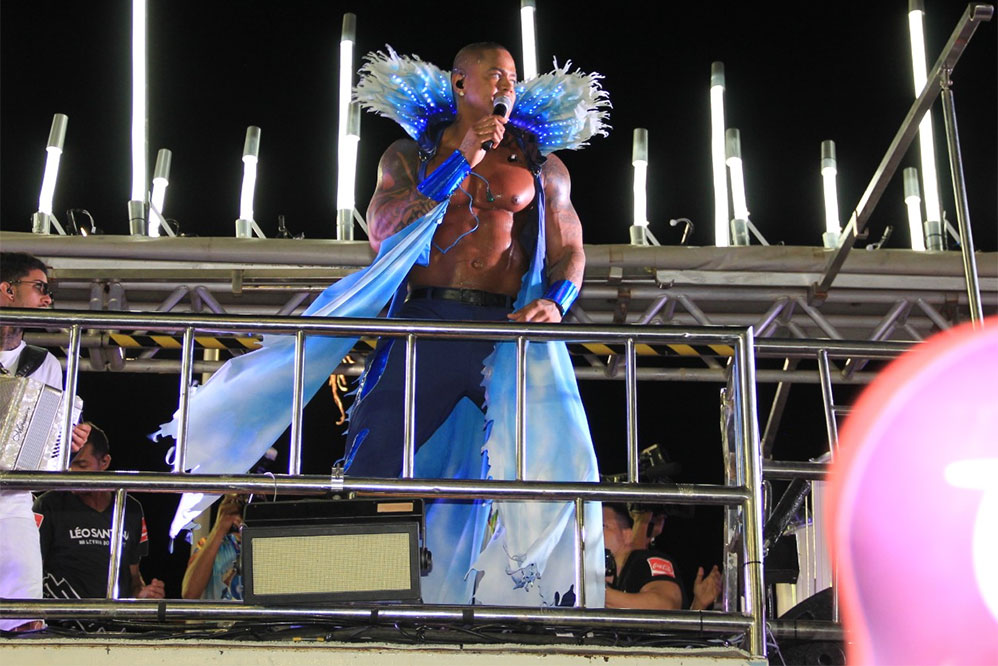 Carnaval 2020: Leo Santana carrega multidões com trio