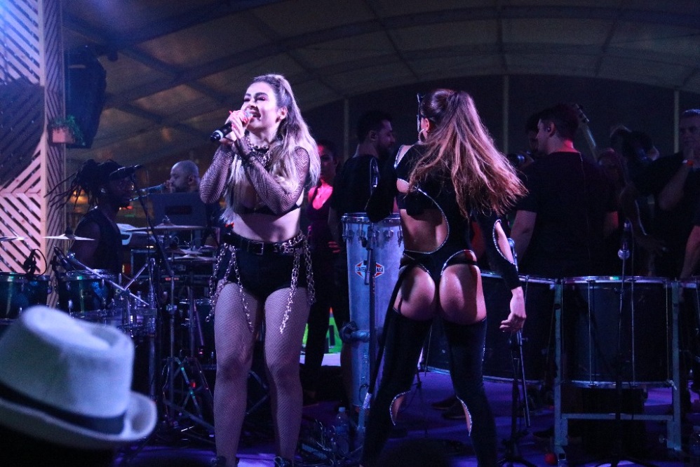 Anitta passa mal e deixa palco durante ensaio de bloco