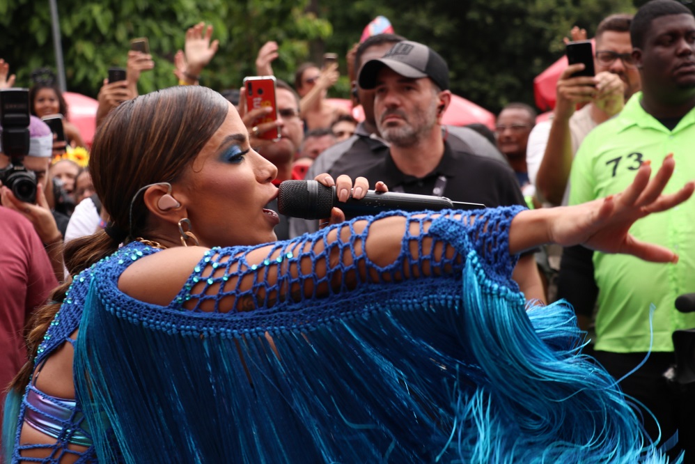 Anitta colocou todo mundo para dançar ao som dos seus maiores sucessos
