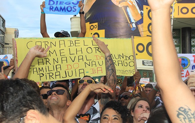 O público de Salvador já está participando do Carnaval