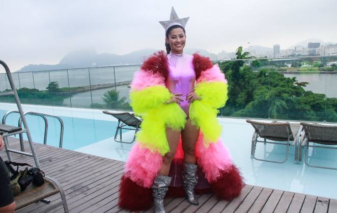Thaynara OG homenageou Preta Gil, se vestindo com um visual da cantora no Carnaval de 2019
