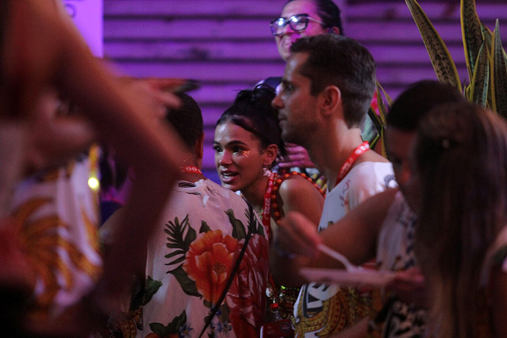 Carnaval 2020: Bruna Marquezine se joga em Salvador