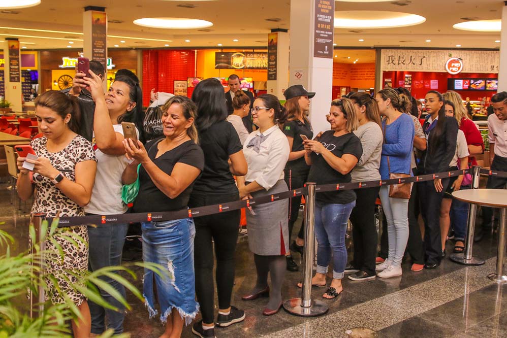 De férias da TV desde o final de A Dona do Pedaço, Caio Castro reuniu uma legião de fãs na inauguração de hamburgueria