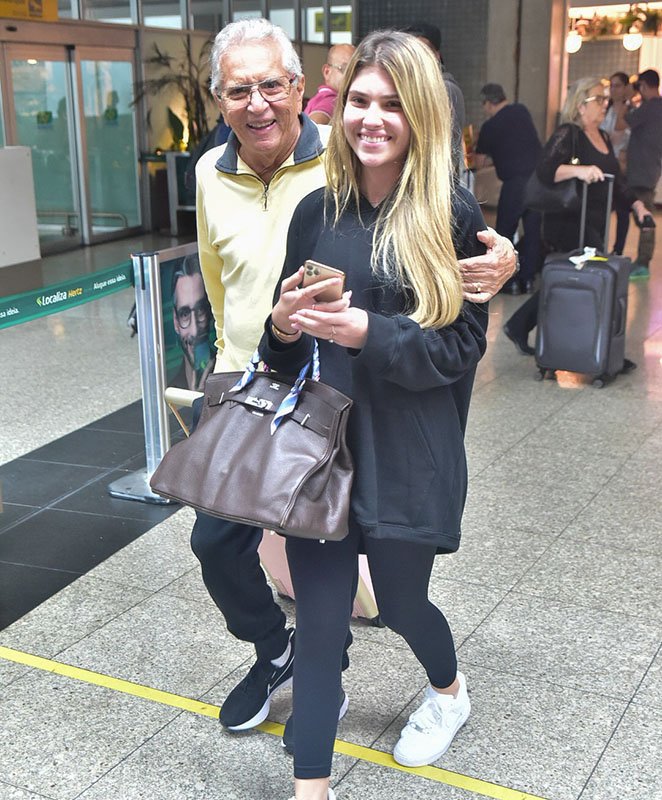 Carlos Alberto de Nóbrega emociona a filha com surpresa em aeroporto