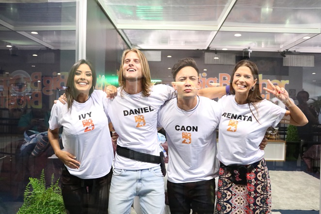 Eles ainda ganharam camisetas personalizadas com o próprio nome