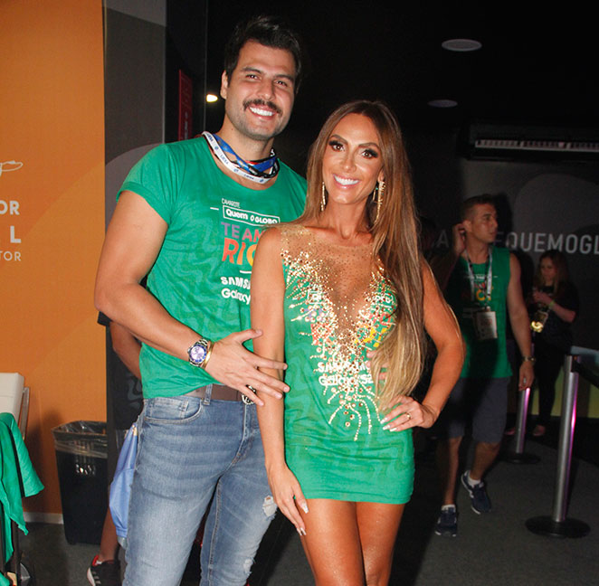 Nicole Bahls e o namorado Marcelo Bimbi curtiram o Carnaval juntinhos