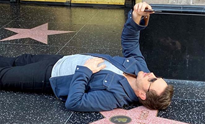 Chris Pratt tirou selfie com sua estrela na calçada da fama