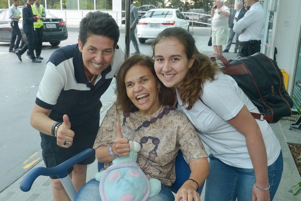 Claudia Rodrigues estava acompanhada da filha, Iza, e sua assessora de imprensa