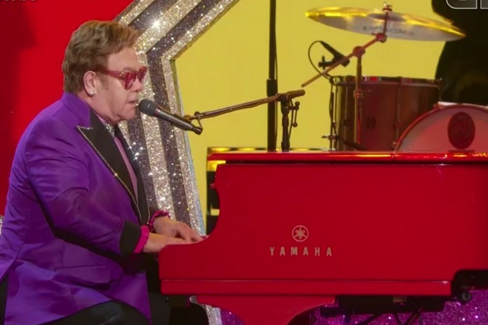Elton John apresentou a canção Im gonna love me again