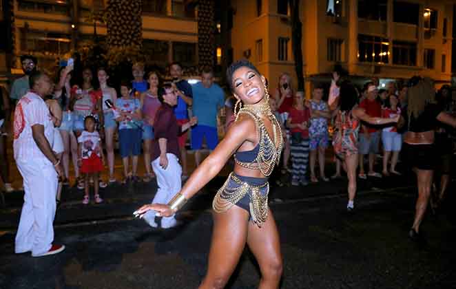 Erika Januza esbanja samba no pé