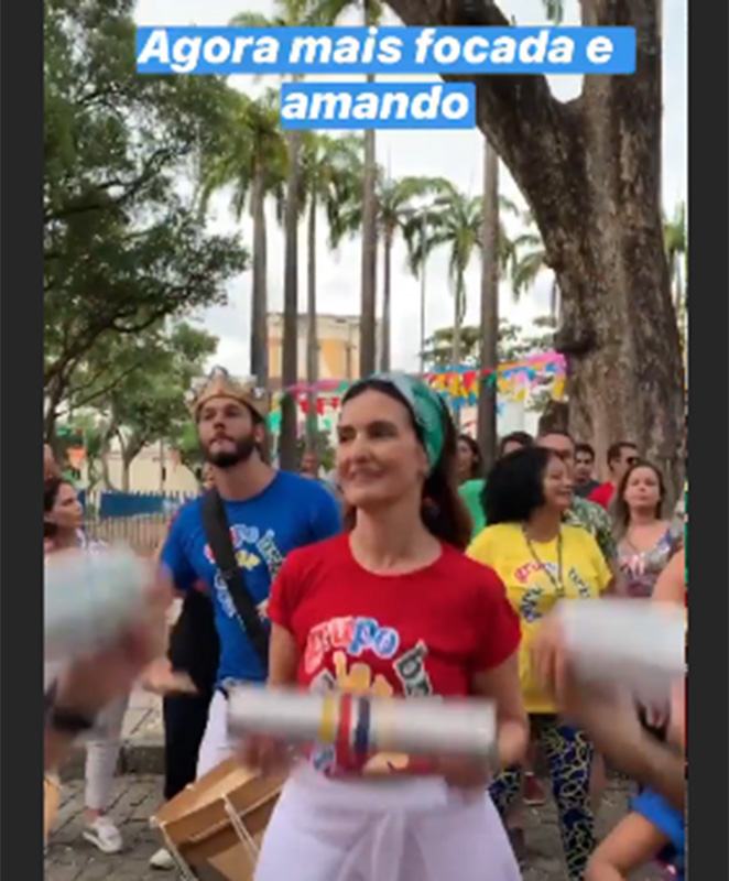 Fátima Bernardes toca em bloco, já no clima do Carnaval de Recife