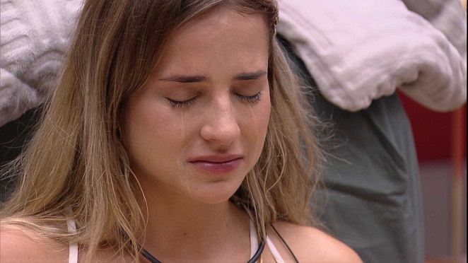 Gabi Martins chorou após conversa com Guilherme