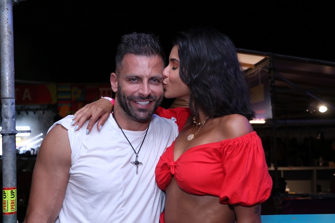 Henri Castelli ganhou um beijinho da namorada Jakelyne Oliveira