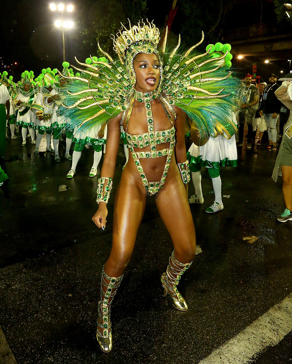 Iza deixou o corpão à mostra durante o desfile da Escola de Samba
