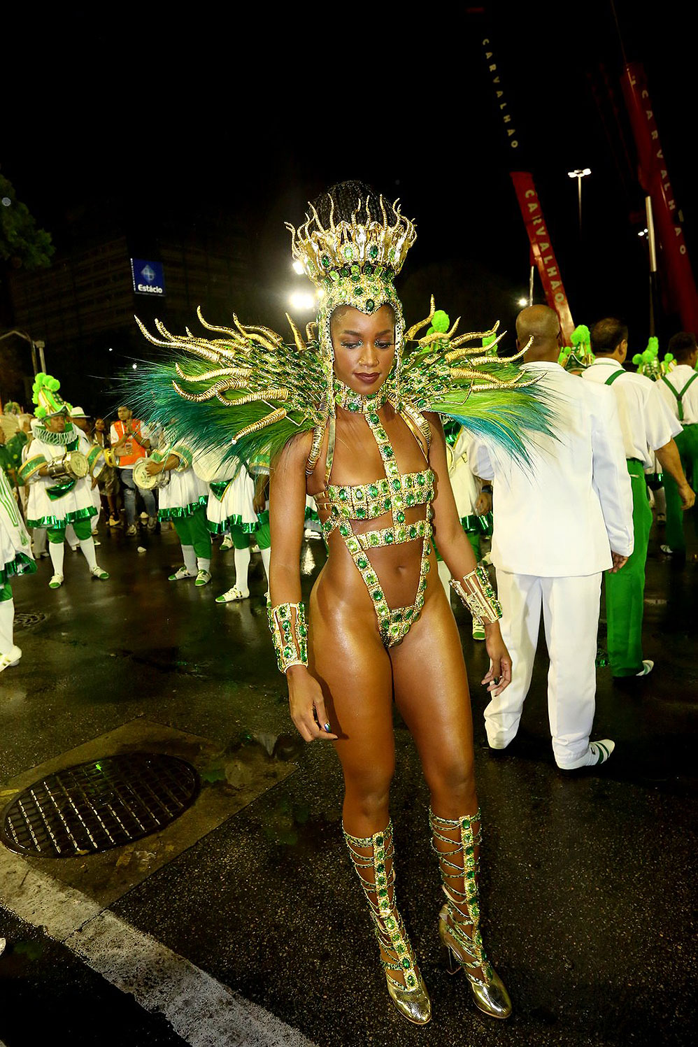 Iza mostrou toda sua beleza natural durante desfile na Sapucaí