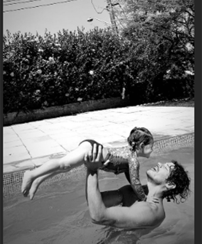José Loreto protagoniza linda foto na piscina com a filha
