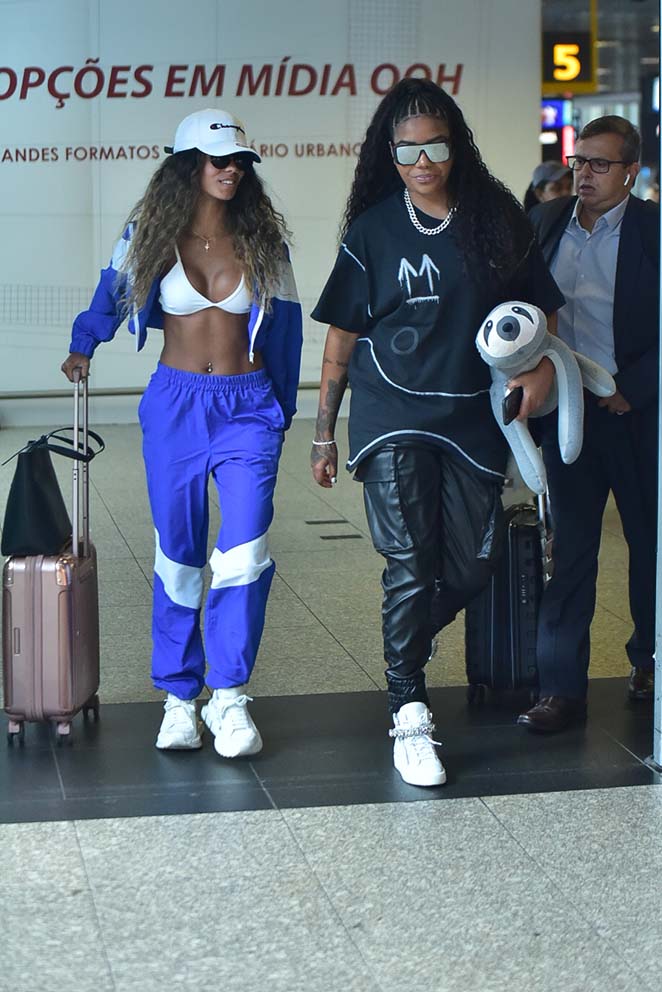 Ludmilla e Brunna Gonçalves desembarcaram juntos em aeroporto de São Paulo