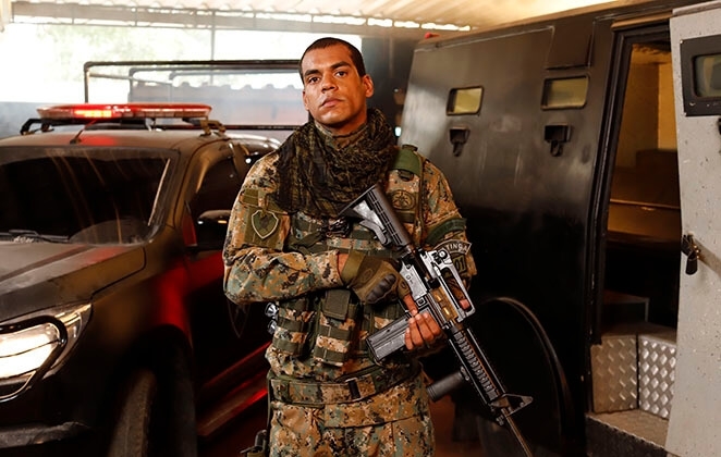 Marcello interpreta o sargento Mikhael em Arcanjo Renegado 