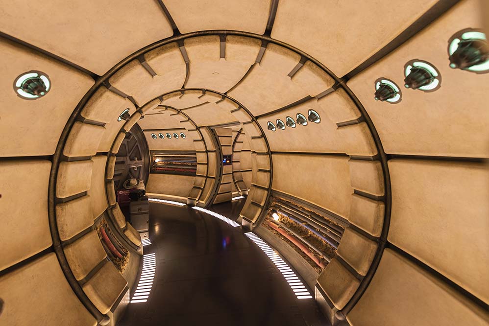 Para entrar no simulador da nave de Han Solo, há corredores muito bem replicados 