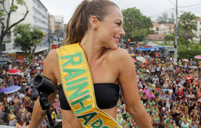 Paolla Oliveira foi coroada Rainha do Bloco Elymar Santos