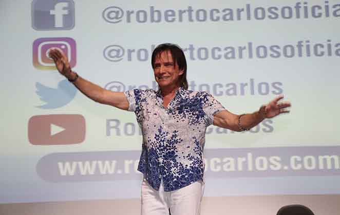 Roberto Carlos esbanja simpatia em coletiva de imprensa