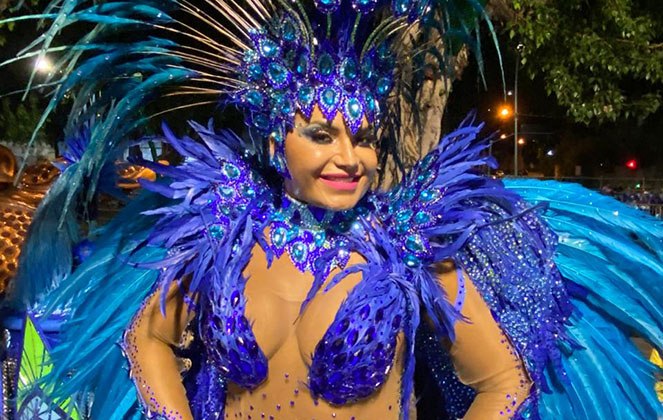 Shayene Cesário de fantasiou de arara azul no desfile da Portela