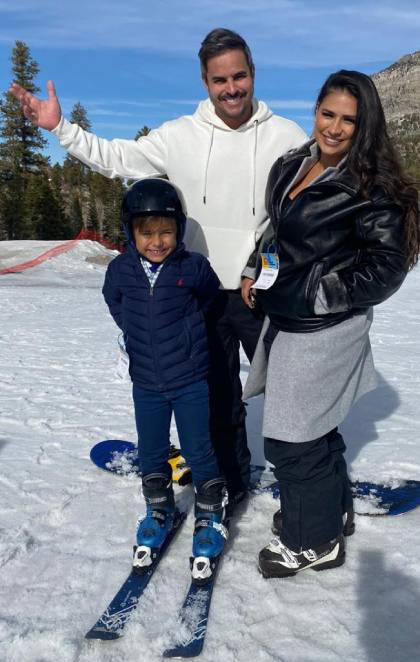 Simone Mendes curtindo a neve com a família