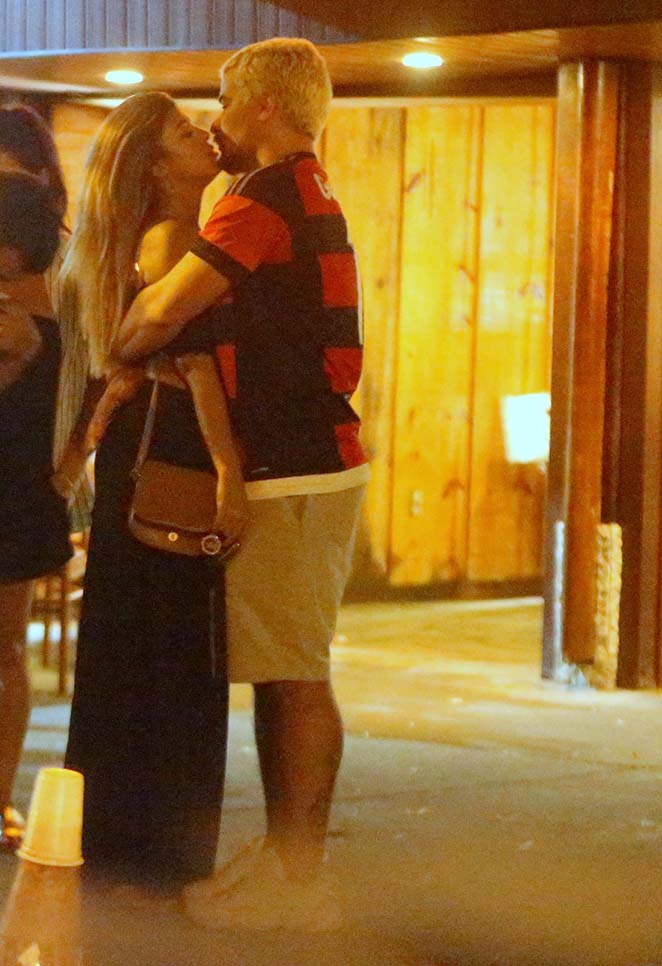 Thiago Martins e Talita Nogueira trocaram muitos beijos em um barzinho da Barra da Tijuca, Rio de Janeiro