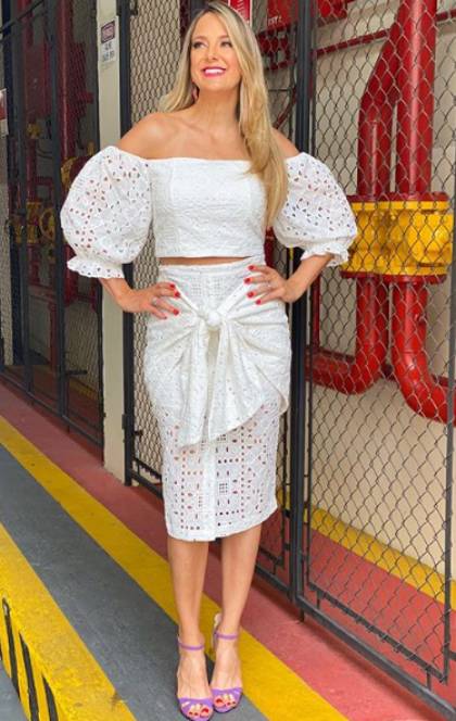 Apresentadora mostrando seu look do dia nos corredores da Record