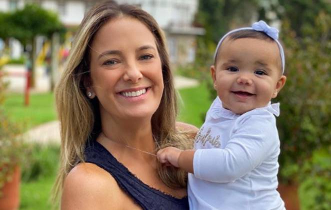 Chuva de fofura entre mãe e filha 