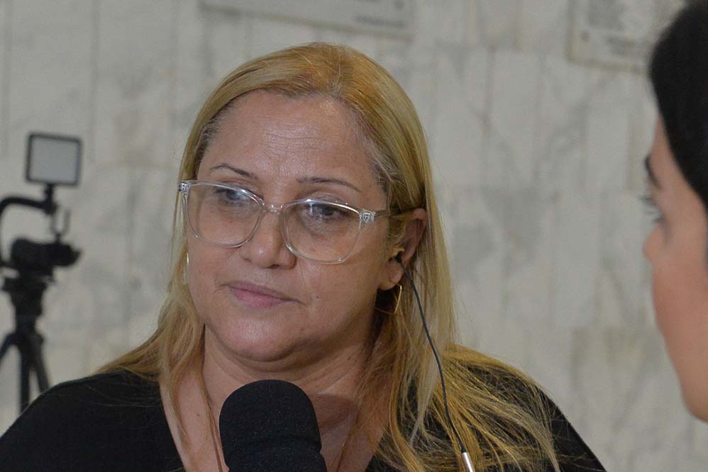 Sandra Santos, viúva do locutor, conversou com a imprensa na chegada da Assembleia Legislativa