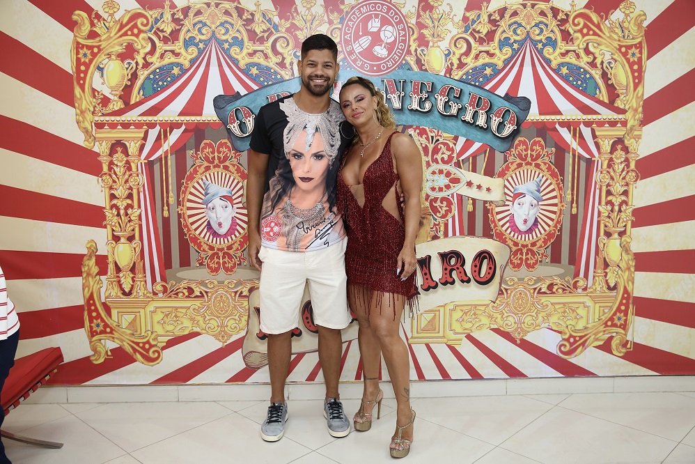 Guilherme Militão, namorado de Viviane Araújo, usou uma camiseta com o rosto dela em evento de Carnaval, no Rio de Janeiro