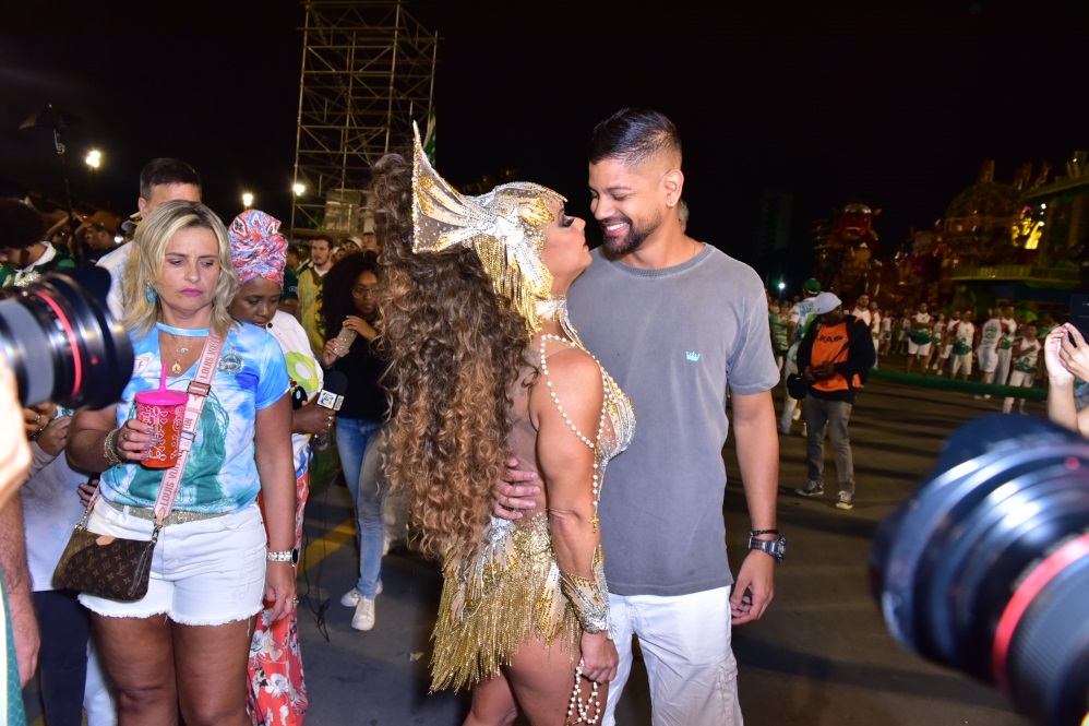 Viviane Araújo samba no Anhembi e ganha beijo do namorado