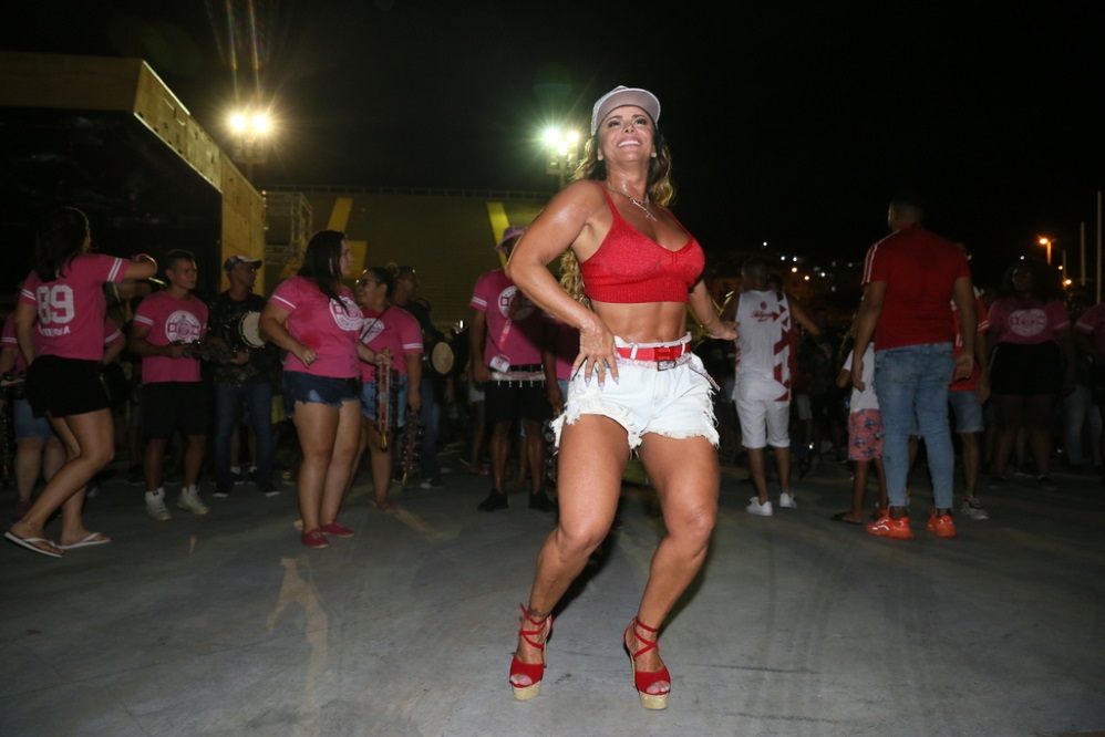 Viviane Araújo samba de top e shortinho na Sapucaí