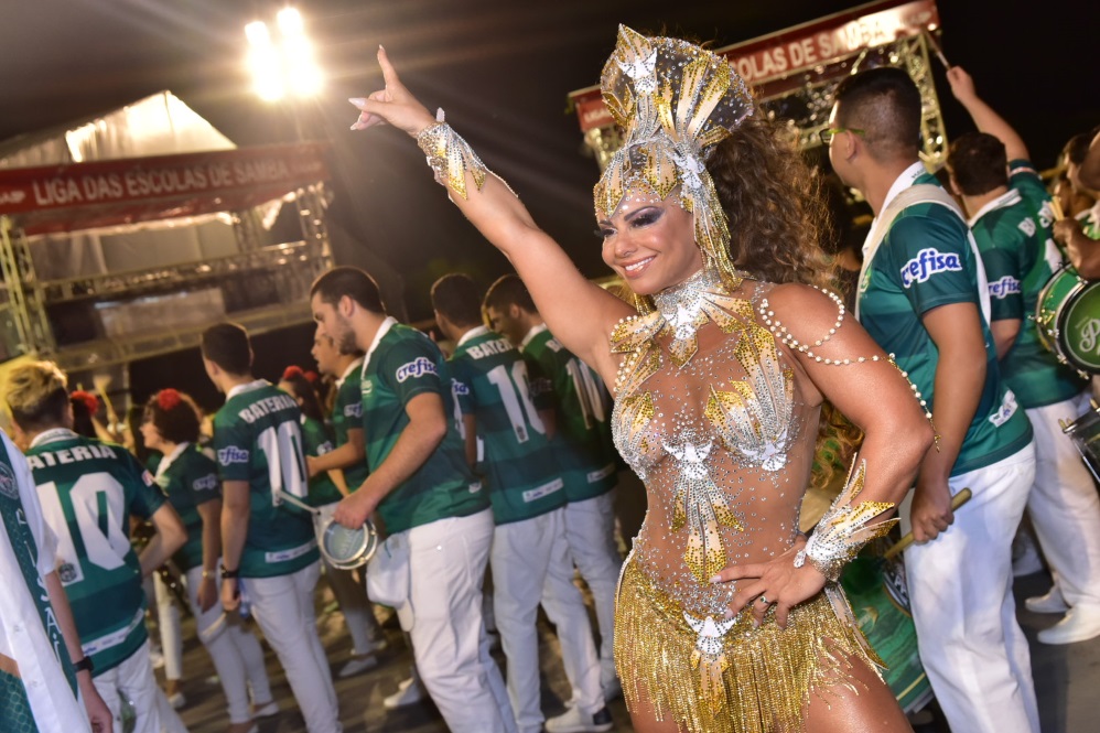 Viviane Araújo samba no Anhembi 