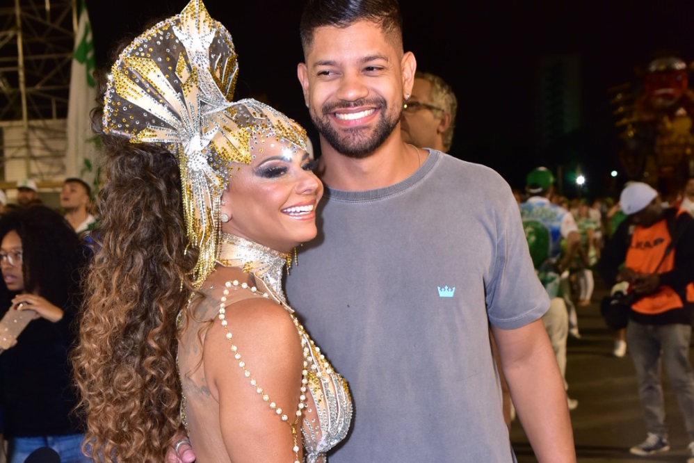 Viviane Araújo samba no Anhembi e ganha beijo do namorado