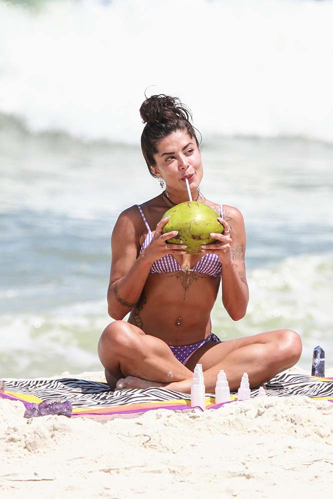 A modelo foi vista na praia da Barra da Tijuca, no Rio de Janeiro