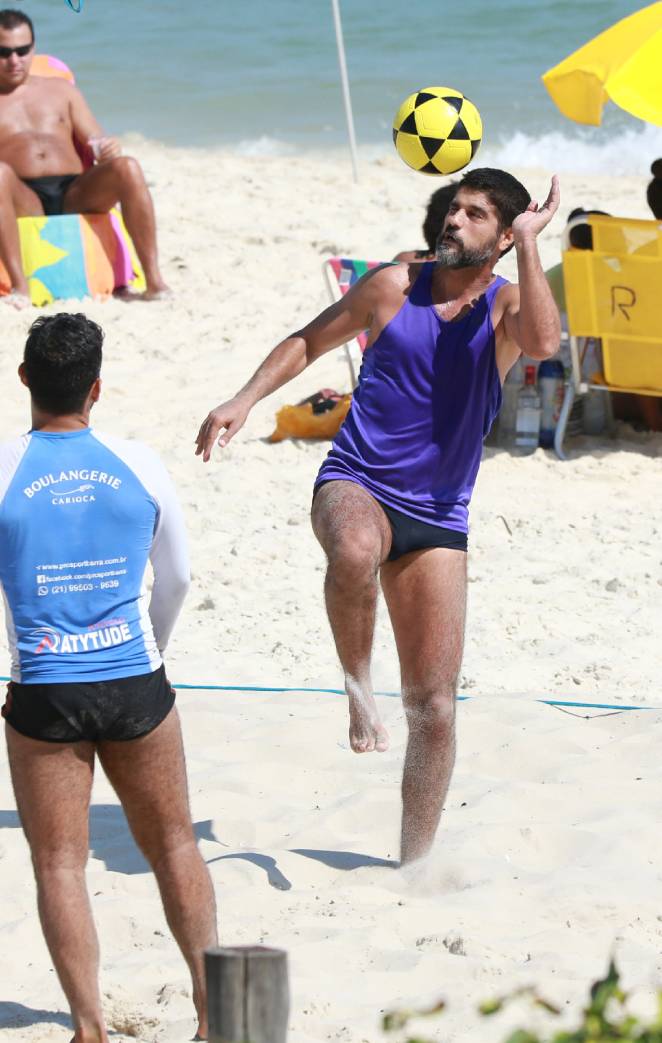 Bruno Cabrerizo durante partida de futevôlei no Rio de Janeiro