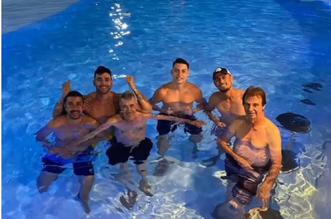 Gusttavo Lima com os amigos na piscina