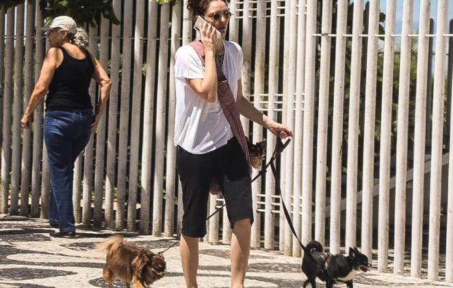 Isabelle Drummond passeando com seus cães no Rio de Janeiro 