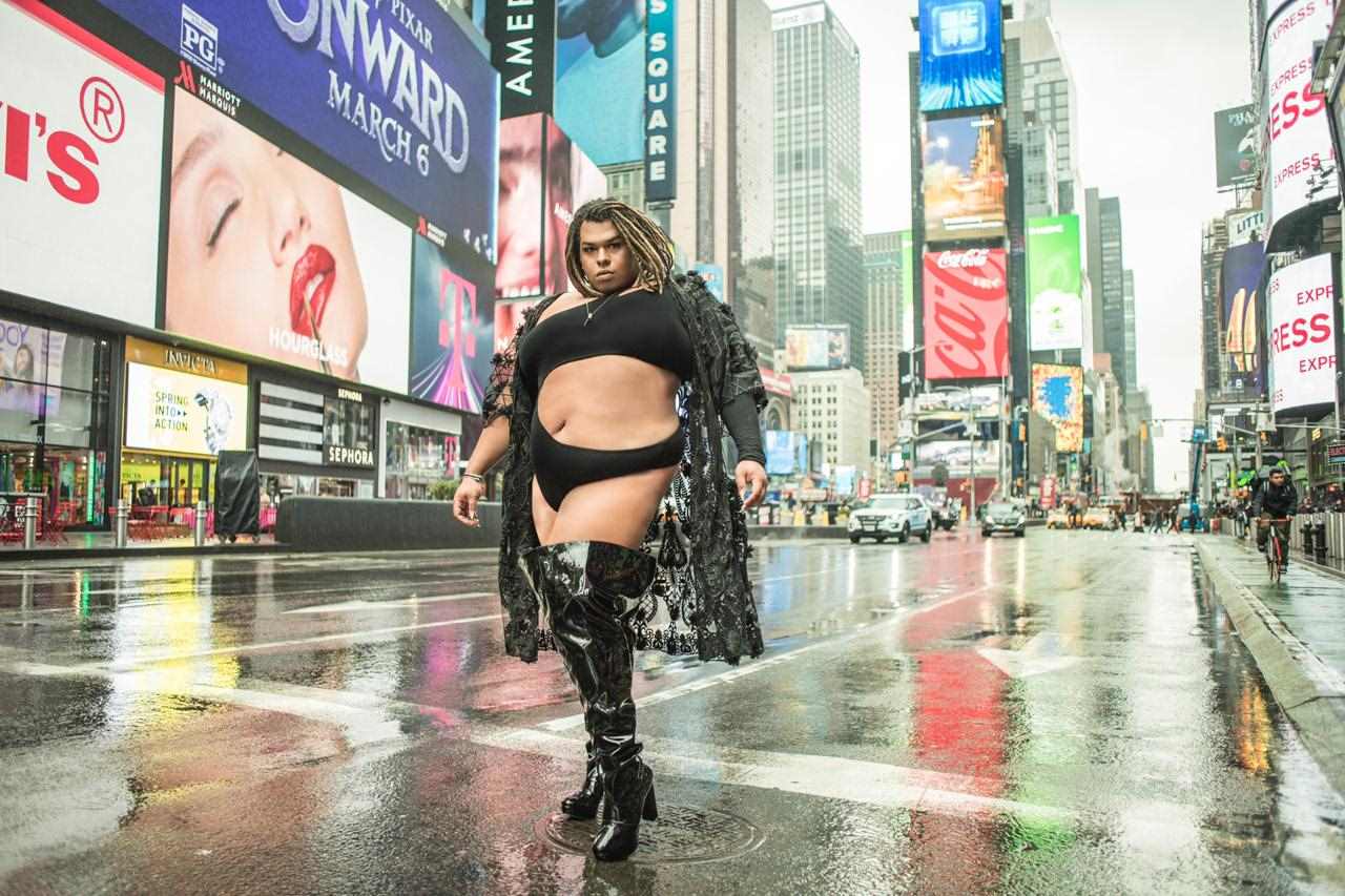 Lady Chokey posou para fotos na Times Square