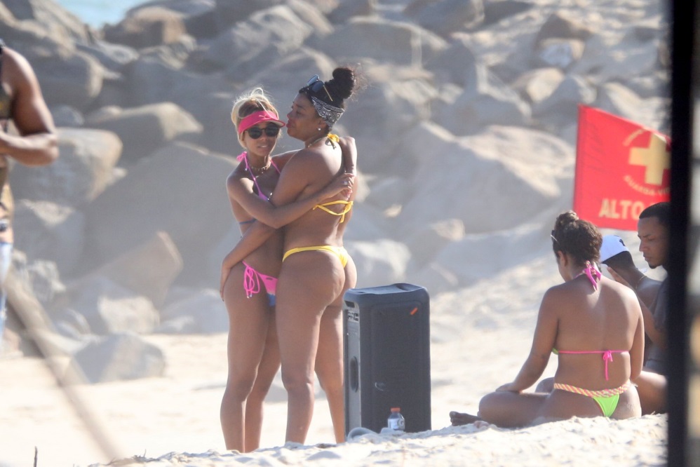 Ludmilla e Brunna Gonçalves trocam carinhos na praia