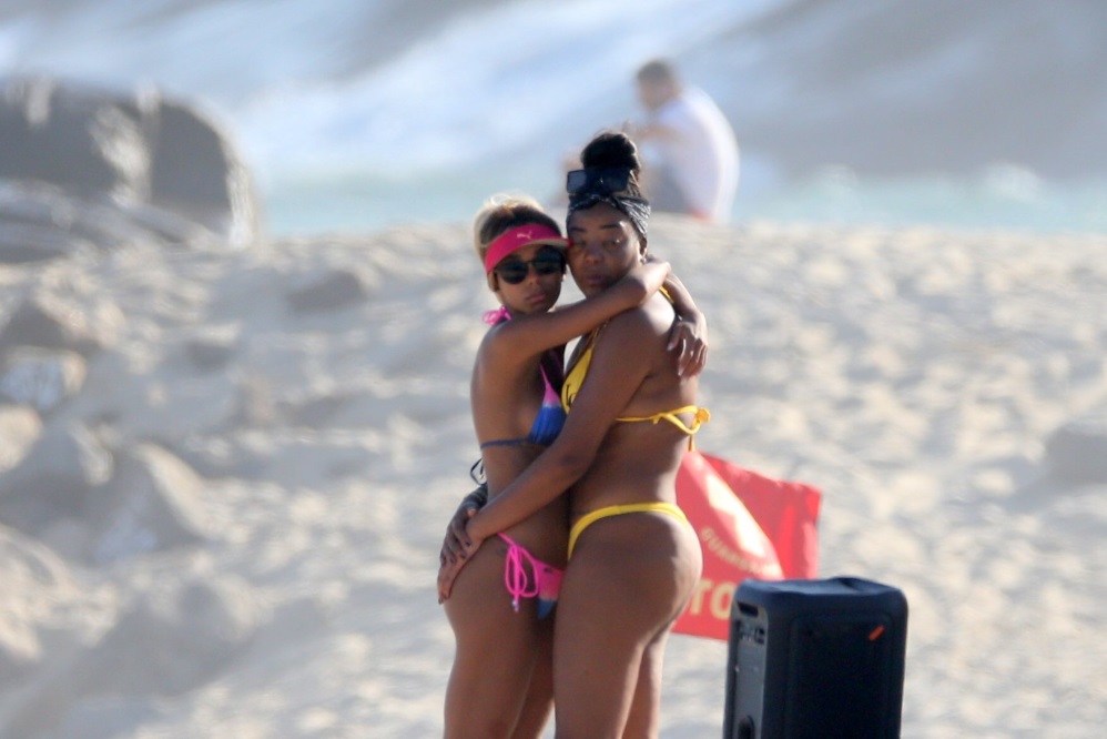 Ludmilla e Brunna Gonçalves trocam carinhos na praia